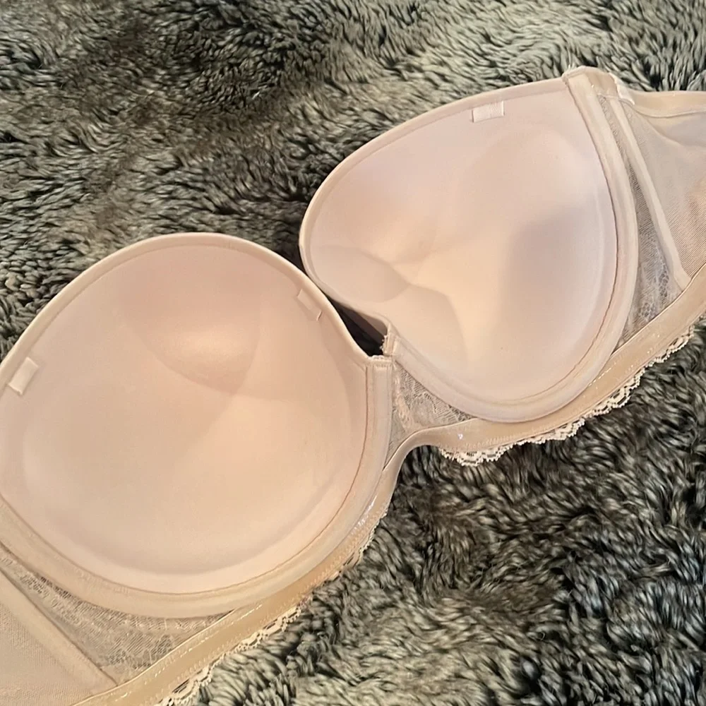 On Gossamer nude strapless bra with lace detail. - Picture 4 of 9